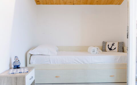 Seaside Apartment: Meubles, Chambre, Mur, Design Intérieur, Sol, Lit, Bois, Sol, Pièce, Linge