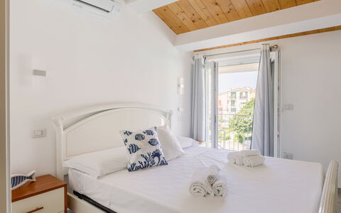 Seaside Apartment: Appartement, Domicile, Recours, Chaise, Hôtel, Balcon, Villa, Plante D'Appartement, Mobilier De Jardin, Appartement Penthouse