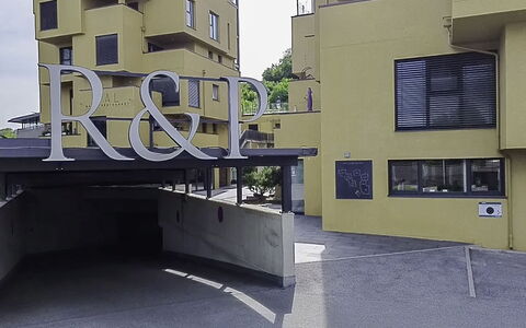 Goldener Turm: Appartement, Condominium, Nuit, Balcon, Hôtel, Architecture Brutaliste