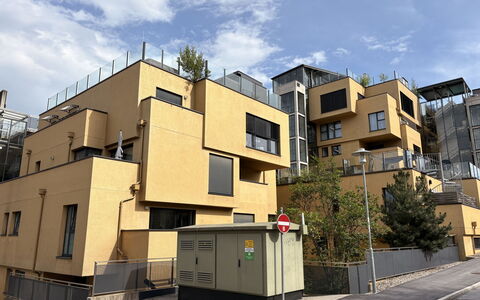 Goldener Turm: Bâtiment, Zone Résidentielle, Façade, Quartier, Appartement, Architecture, Design Urbain, Domicile, Balcon, Condominium