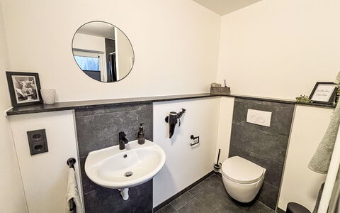 Ferienhuuske Boden: Luminaire Plomberie, Lavabo, Sol, Salle De Bains, Sol, Design Intérieur, Évier, Robinet, Plomberie, Toilette
