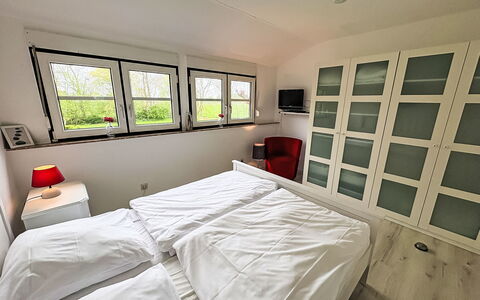 Friesenwohnung: Chambre, Lit, Design Intérieur, Sol, Sol, Meubles, Plafond, Pièce, Drap De Lit, Literie