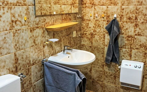 Friesenwohnung: Siège De Toilette, Sol, Luminaire Plomberie, Jaune, Salle De Bains, Sol, Toilette, Tuile, Plomberie