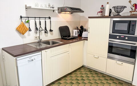 Friesenwohnung: Appareil De Cuisine, Cuisine, Principaux Appliance, Comptoir, Bois, Cabinetry, Cuisinière, Sol, Le Fourneau, Evier