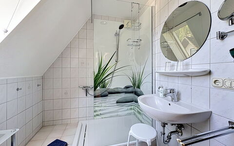 Schömbs: Luminaire Plomberie, Design Intérieur, Sol, Salle De Bains, Sol, Plafond, Plomberie, Robinet, Évier, Toilette