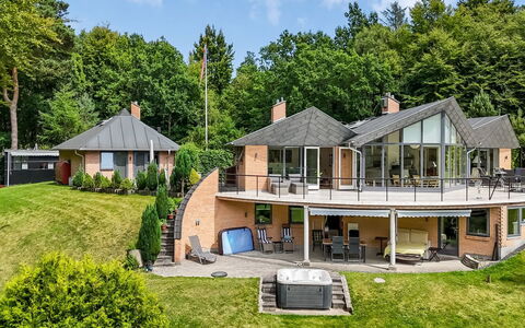 Berenice - 500M from the Sea: Toit, Maison, Domicile, Chalet, Porte, Siding, Plate-Forme, Porche, Planche, Dur