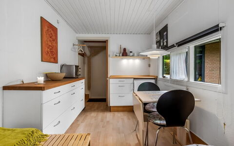 Berenice - 500M from the Sea: Design Intérieur, Mur, Sol, Bois, Plafond, Meubles, Comptoir, Sol, Cuisine, Cabinetry