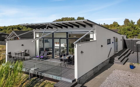 Jorkin - 150M from the Sea: Toit, Maison, Domicile, Chalet, Porte, Siding, Plate-Forme, Porche, Planche, Dur
