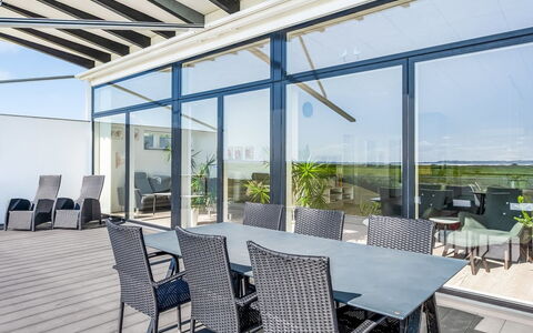 Jorkin - 150M from the Sea: Toit, Maison, Domicile, Chalet, Porte, Siding, Plate-Forme, Porche, Planche, Dur