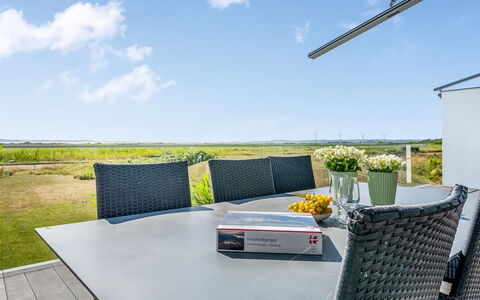 Jorkin - 150M from the Sea: Toit, Maison, Domicile, Chalet, Porte, Siding, Plate-Forme, Porche, Planche, Dur
