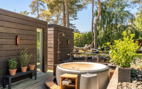 Dagny - 300M from the Sea: Luminaire Plomberie, Baignoire, Composite, Mobilier De Jardin, Jardin, Plate-Forme, Pot De Fleur, Chaise, Arrière-Cour