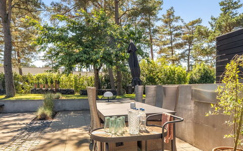 Dagny - 300M from the Sea: Mobilier De Jardin, Meubles, Arbuste, Jardin, Chaise, Ombre, Aménagement Paysager, Pot De Fleur, Cour