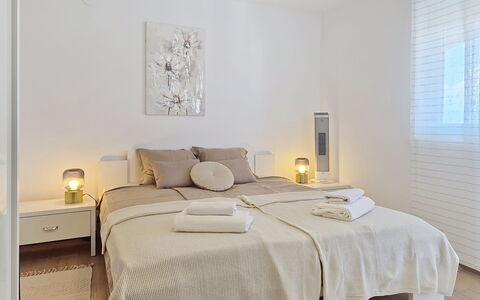 Emma: Meubles, Lit, Design Intérieur, Chambre, Sol, Sol, Mur, Bois, Plafond, Pièce