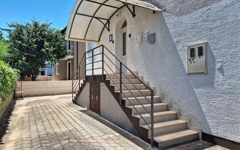 Emma: Escaliers, Balustrade, Porte, Balustre, Métal, Balcon, Porche, Daylighting, Accueil Porte