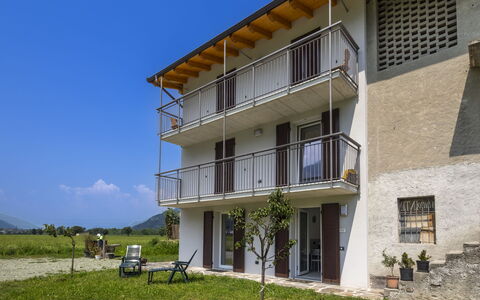 Isola Verde Garden Home: Domicile, Lot Terre, Porche, Balcon, Chalet, Pelouse, Biens, Ombre, Ferme, Cour