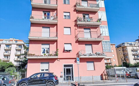 Ardesia: Fenêtre, Appartement, Quartier, Zone Résidentielle, Balcon, Condominium, Familiale, City Car, Parking, Berline