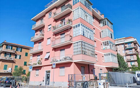 Ardesia: Bâtiment, Fenêtre, Appartement, Zone Urbaine, Quartier, Zone Résidentielle, Façade, Condominium, Design Urbain, Établissements Humains