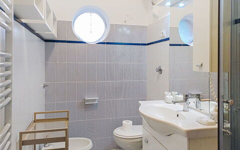 Ardesia: Luminaire Plomberie, Salle De Bains, Sol, Lavabo, Design Intérieur, Sol, Évier, Robinet, Plomberie, Éclairage