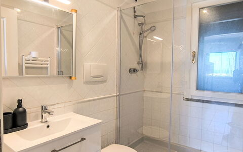 Al Porto: Salle De Bains, Luminaire Plomberie, Lavabo, Sol, Design Intérieur, Sol, Évier, Robinet, Miroir, Plomberie