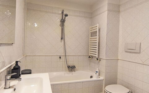 Al Porto: Salle De Bains, Luminaire Plomberie, Baignoire, Sol, Design Intérieur, Sol, Robinet, Évier, Lavabo, Plomberie