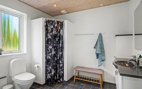 Zelda - 275M from the Sea: Sol, Luminaire Plomberie, Bois, Sol, Salle De Bains, Design Intérieur, Plomberie, Toilette, Siège De Toilette, Évier