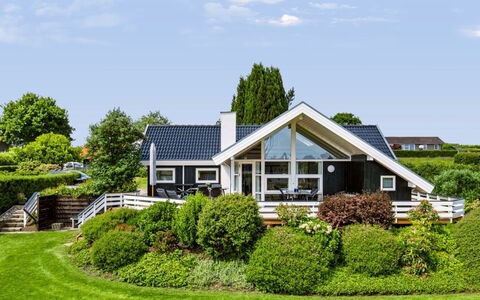 Hélène - 1.1Km from the Sea: Domicile, Maison, Chalet, Biens, Jardin, Ferme, Cour, Pelouse, Aménagement Paysager, Villa