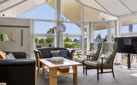 Hélène - 1.1Km from the Sea: Meubles, Design Intérieur, Plafond, Sol, Chaise, Sol, Salon, Domicile, Canapé, Porte
