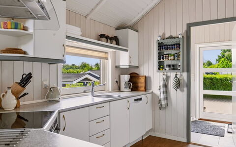 Hélène - 1.1Km from the Sea: Design Intérieur, Sol, Cuisine, Comptoir, Domicile, Appareil De Cuisine, Plafond, Électroménager, Cabinetry, Principaux Appliance