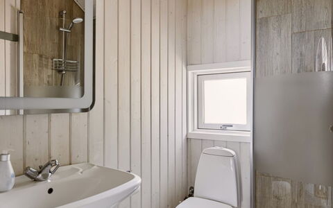 Hélène - 1.1Km from the Sea: Salle De Bains, Luminaire Plomberie, Mur, Lavabo, Sol, Bois, Siège De Toilette, Sol, Toilette, Évier