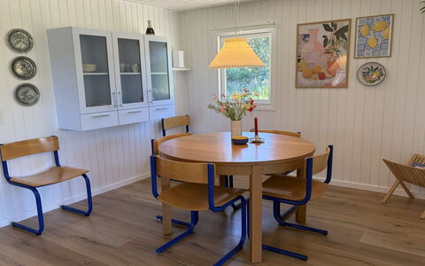 Goce - 300M from the Sea: Meubles, Sol, Sol, Bois, Design Intérieur, Table, Chaise, Salle À Manger, Table Cuisine Et Salle A Manger, Parquet