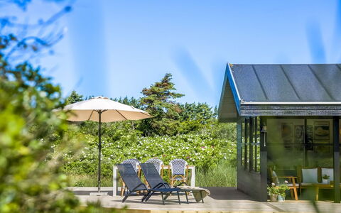 Goce - 300M from the Sea: Arbuste, Chalet, Toit, Domicile, Jardin, Lot Terre, Batiments Jardin, Couverture De Sol, Porte, Siding