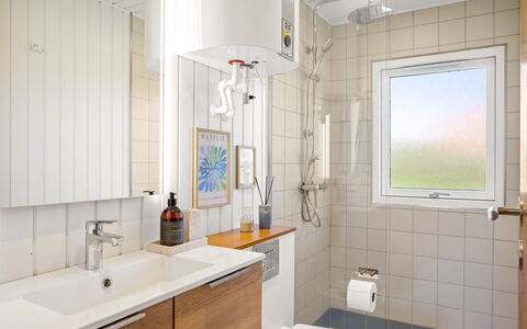 Goce - 300M from the Sea: Luminaire Plomberie, Design Intérieur, Sol, Évier, Sol, Salle De Bains, Armoire De Toilette, Robinet, Plomberie, Lavabo