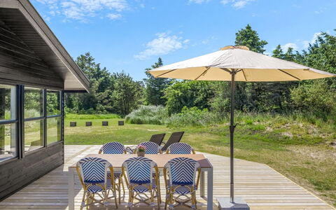Goce - 300M from the Sea: Bois, Toit, Lot Terre, Tableau De Plein Air, Mobilier De Jardin, Meubles, Chalet, Domicile, Ombre, Jardin