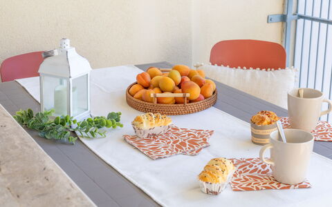Casabianca: Vaisselle, Meubles, Table, Serveware, Pot De Fleur, Aliments, Nappe De Table, Fruit, Vaisselle, Linge