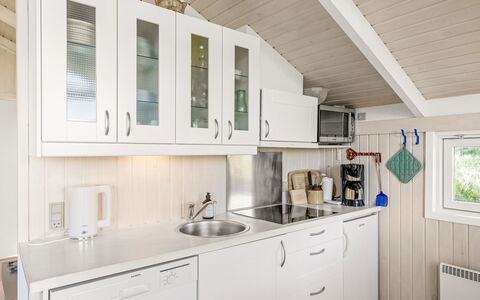 Glennie - 500M from the Sea: Bois, Cuisine, Comptoir, Design Intérieur, Cabinetry, Luminaire Plomberie, Évier, Robinet, Meubles, Principaux Appliance
