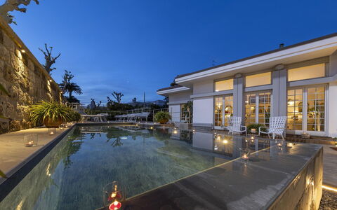 Villa Clara: Architecture, Caractéristique De L'Eau, Piscine, Biens, Manoir, Recours, Réflexion, Miroir D'Eau, Hacienda, Villa