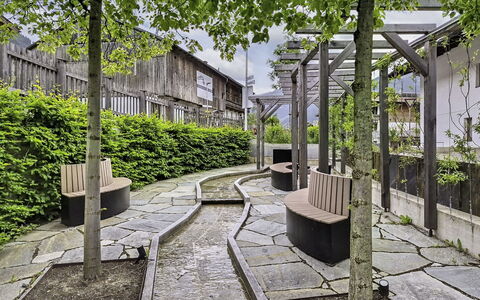 Holzegger: Dalle, Jardin, Passerelle, Ombre, Arrière-Cour, Pavé, Cour, Cour, Aménagement Paysager, Structure En Plein Air