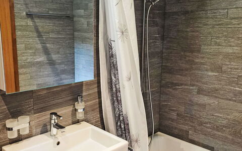Taviarna Laax 1.9: Luminaire Plomberie, Sol, Salle De Bains, Sol, Design Intérieur, Plomberie, Robinet, Évier, Lavabo, Tuile