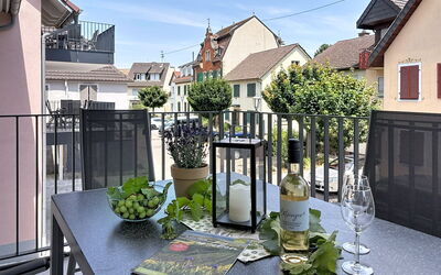 Endingen am Kaiserstuhl 100: Balcon, Pot De Fleur, Domicile, Design Urbain, Appartement, Plante D'Appartement, Porche, Chaise, Balustrade, Clôture