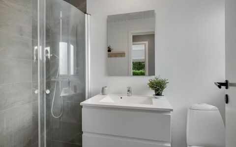 Adisl - 300M to the Fjord: Salle De Bains, Luminaire Plomberie, Lavabo, Sol, Évier, Design Intérieur, Sol, Armoire De Toilette, Toilette, Robinet