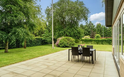 Adisl - 300M to the Fjord: Sol, Sol, Lot Terre, Ombre, Jardin, Chaise, Aménagement Paysager, Pelouse, Cour, Mobilier De Jardin