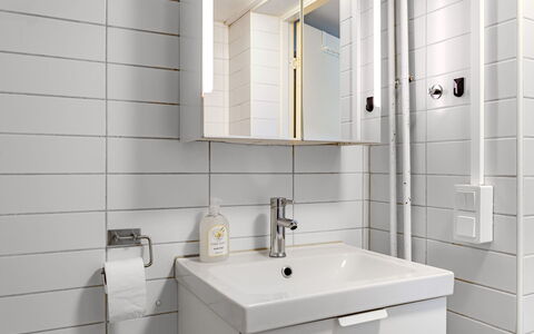 Odal: Mur, Design Intérieur, Salle De Bains, Sol, Luminaire Plomberie, Lavabo, Sol, Évier, Plomberie, Robinet