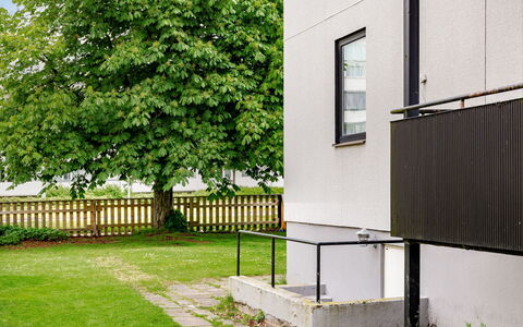 Odal: Mur, Pelouse, Clôture, Jardin, Arrière-Cour, Accueil Escrime, Cour, Ombre, Aménagement Paysager, Balustrade