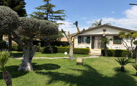 Villa Simona: Herbe, Arbuste, Zone Résidentielle, Jardin, Maison, Pelouse, Lot Terre, Domicile, Couverture De Sol
