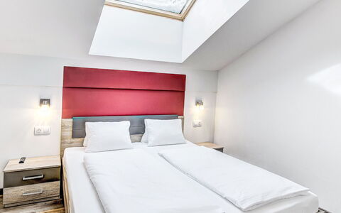 Saalbach-Hinterglemm 150: Chambre, Lit, Literie, Cadre De Lit, Linge, Drap De Lit, Matelas, Oreiller, Hôtel, Throw Pillow