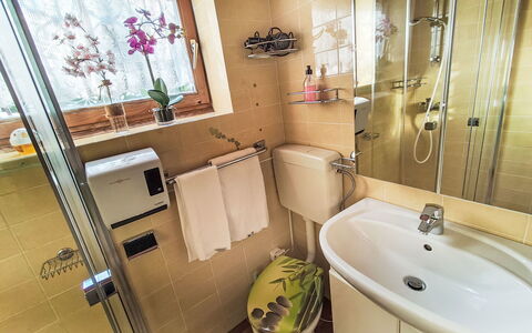 Velden am Wörthersee 39: Lavabo, Luminaire Plomberie, Salle De Bains, Évier, Design Intérieur, Robinet, Sol, Plomberie, Sol, Pièce