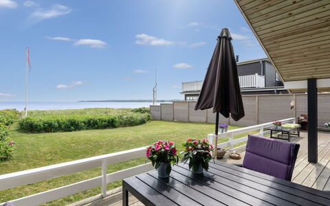Wiebke - 50M from the Sea: Porche, Plate-Forme, Ombre, Dur, Planche, Chaise, Conception, Parquet, Mobilier De Jardin, Passerelle