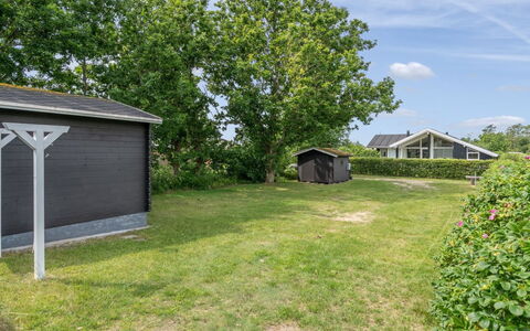 Wiebke - 50M from the Sea: Maison, Toit, Domicile, Jardin, Chalet, Pelouse, Couverture De Sol, Arrière-Cour, Batiments Jardin, Cour