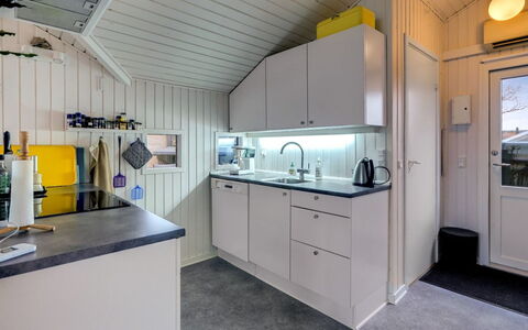 Wiebke - 50M from the Sea: Bois, Sol, Sol, Plafond, Cuisine, Luminaire Plomberie, Principaux Appliance, Comptoir, Évier, Robinet