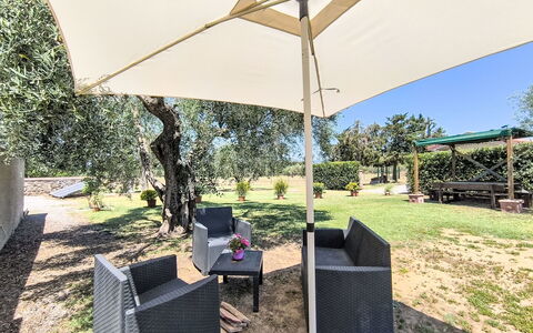 Scarlino 35: Ombre, Jardin, Mobilier De Jardin, Parapluie, Chaise, Aménagement Paysager, Canopée, Structure En Plein Air, Pelouse, Cour